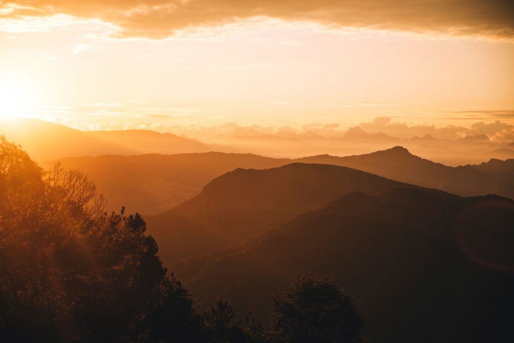 Lever de soleil depuis la randonnée des 3 becs sur le massif de Vercors et des Écrins. crédit photo : Clara Ferrand - blog WIldroad