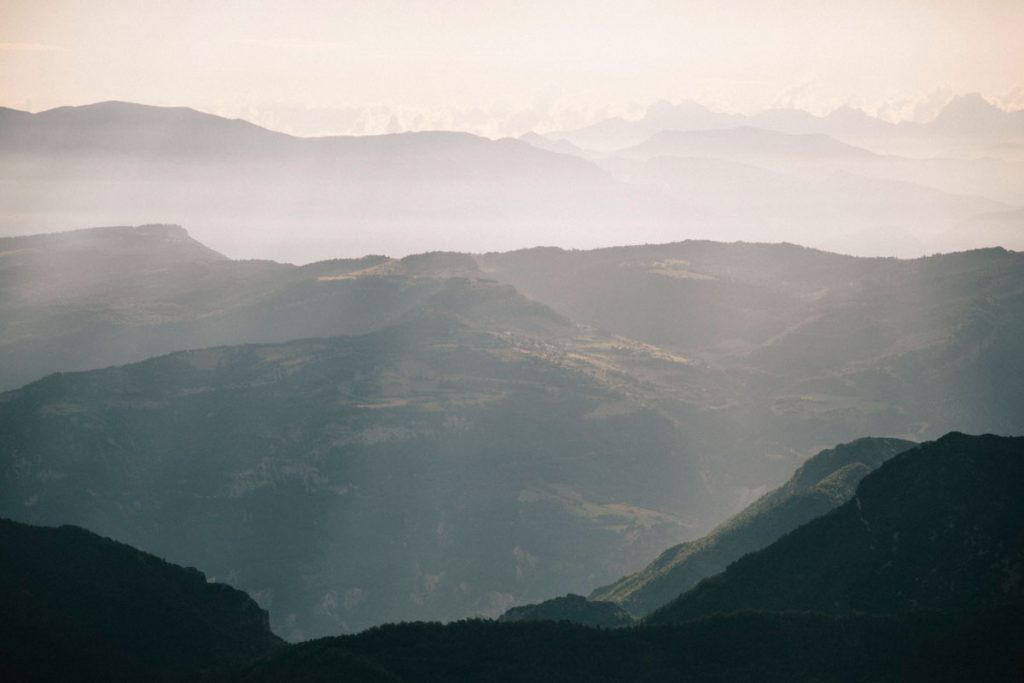 Le panorama du depuis le Veyou sur la randonnée des 3 becs. crédit photo : Clara Ferrand - blog Wildroad