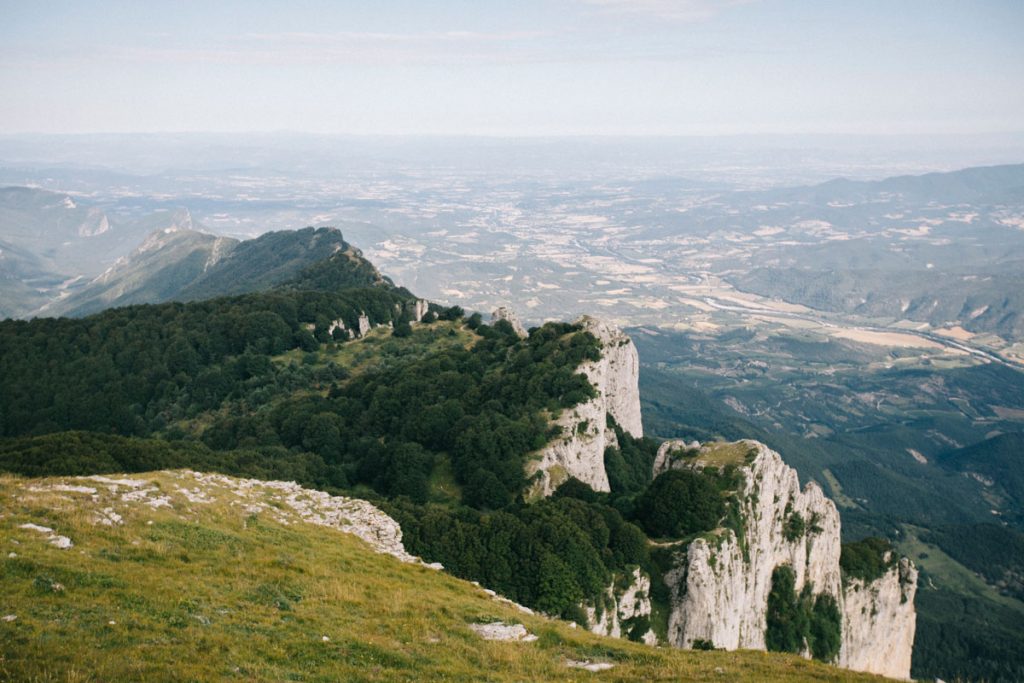 Le panorama sur la vallée de la drome depuis la roche Courbe au sommet des 3 becs. crédit photo : Clara Ferrand - blog Wildroad