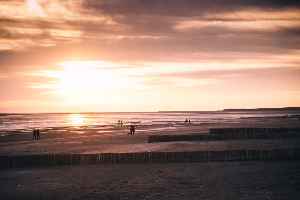 se balader sur la plage du Crotoy au coucher du soleil dans la baie de Somme. crédit photo : Clara Ferrand - blog Wildroad
