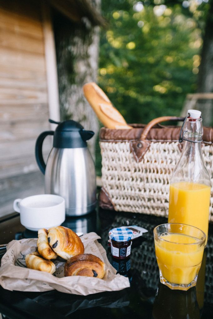 Le petit-déjeuner des cabanes perchée dans le bois d'Orient à 1h de troyes. crédit photo : Clara Ferrand - blog Wildroad