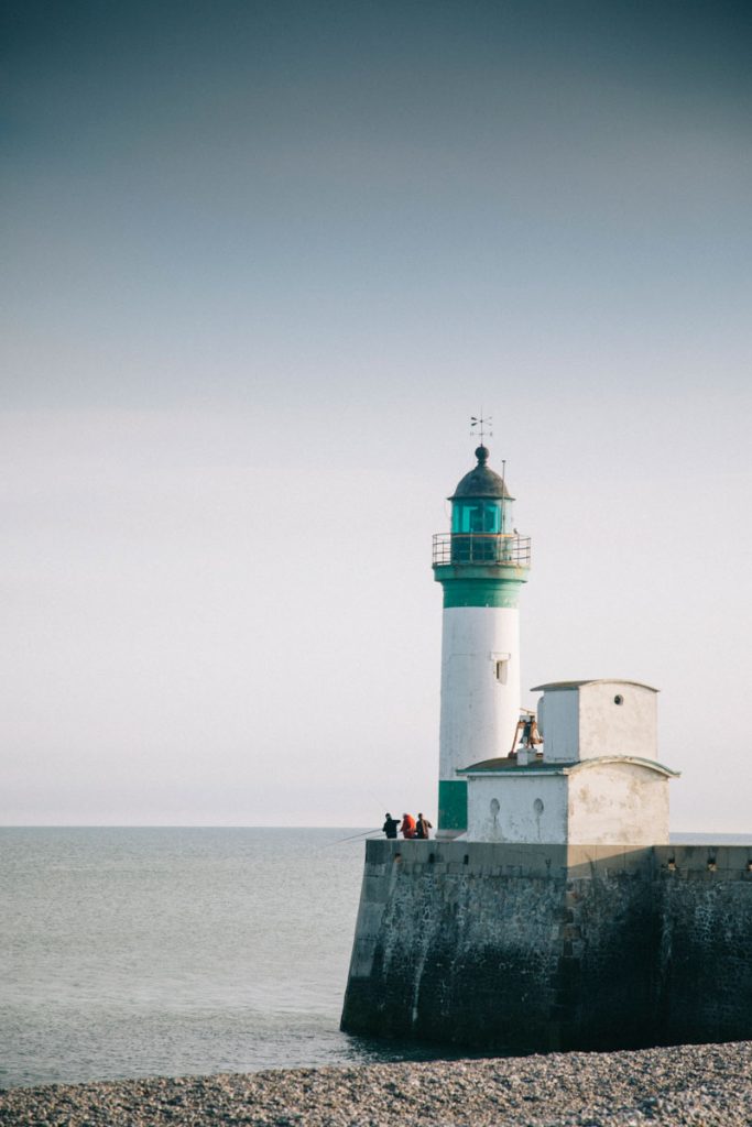 Le phare du Tréport depuis la place en Normandie. Crédit photo : Clara Ferrand - blog Wildroad
