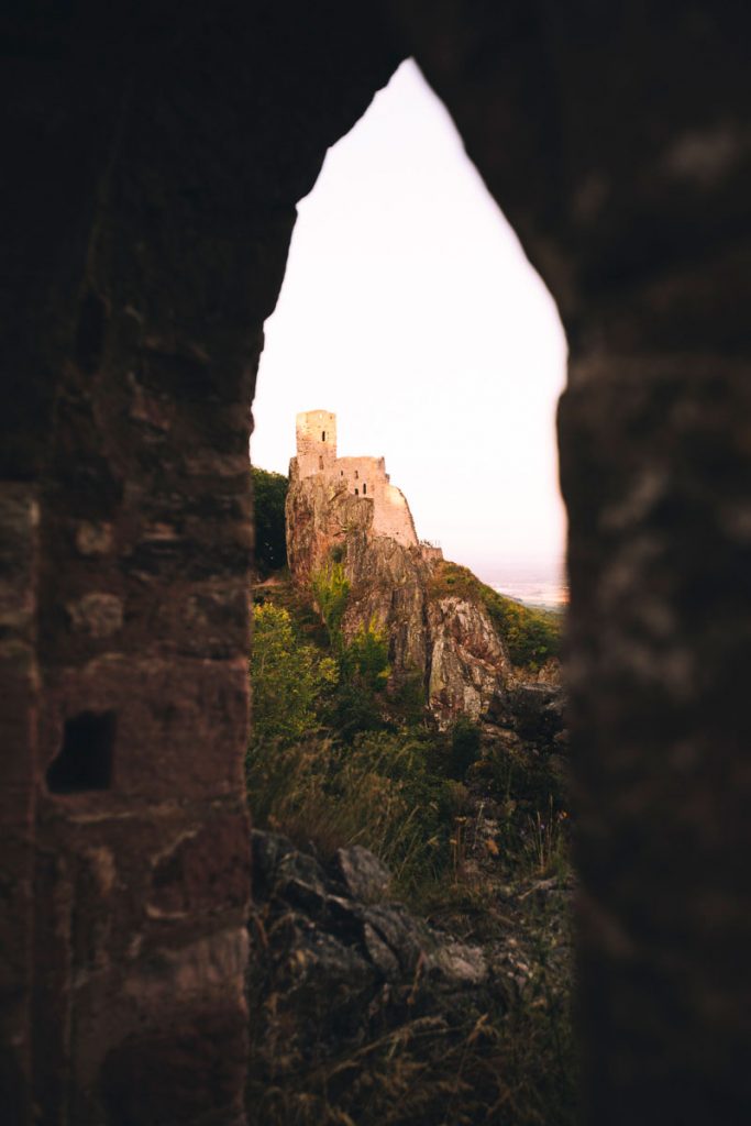 Vue sur le château de girsberg depuis les ruines du château de Saint-Ulrich. crédit photo : clara ferrand - blog Wildroad