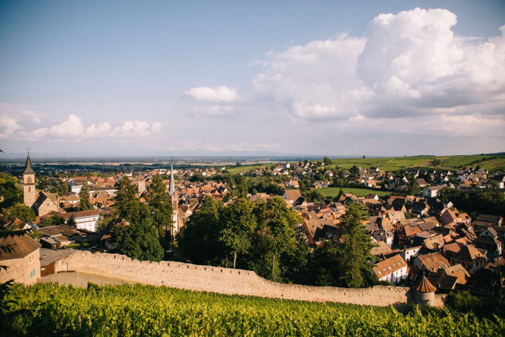 Les remparts de la ville alsacienne de Ribeauvillé au départ du sentier de randonnée. crédit photo : Clara Ferrand - blog Wildroad