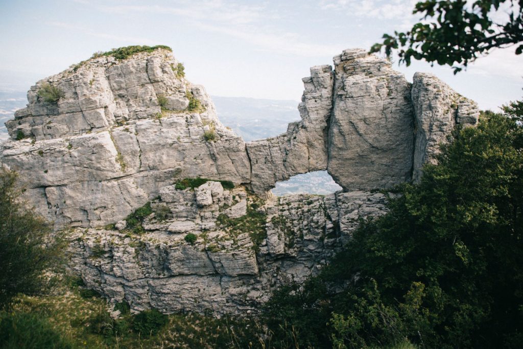 Le rocher de la laveuse dans le massif des 3 becs. crédit photo : Clara Ferrand - wildroad