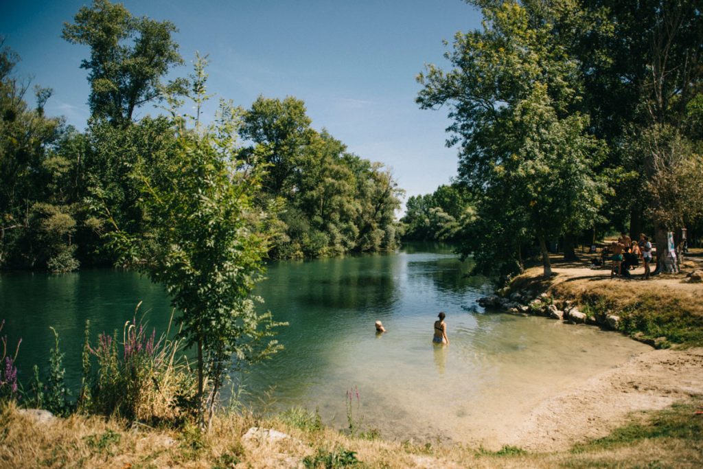 Se baigner dans la Seine à Marnay-sur-Seine. crédit photo : Clara Ferrand - blog Wildroad