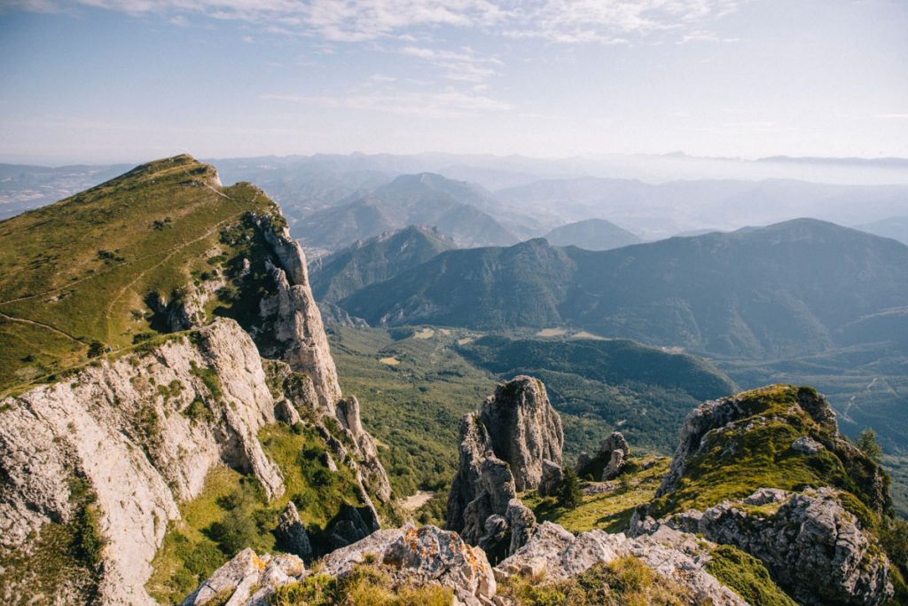 Au sommet du Signal sur la randonnée des 3 becs dans la vallée de la Drôme. crédit photo : Clara Ferrand -blog Wildroad