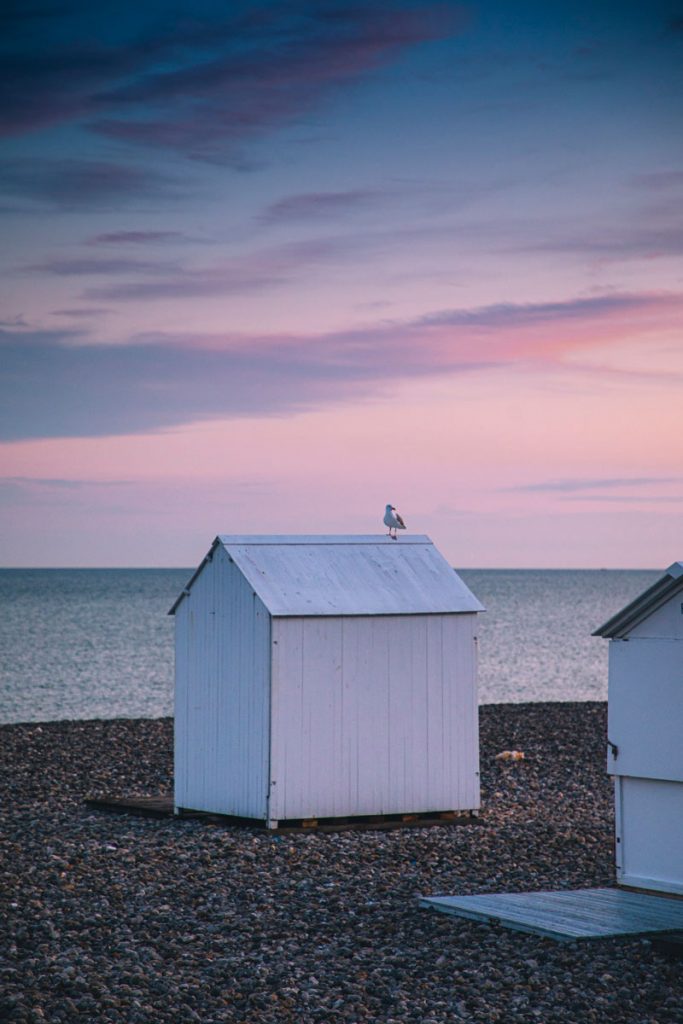 Le lever de soleil sur les cabanes de Mers-les-Bains dans la Somme. crédit photo : Clara Ferrand - blog Wildroad