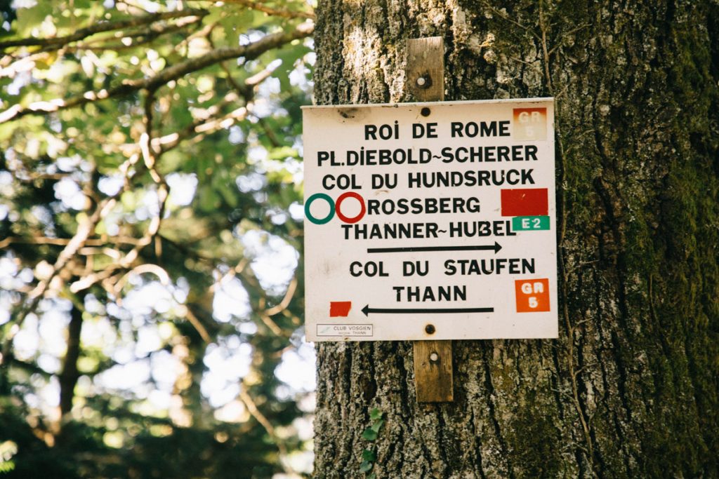 Quel est le balisage du club vosgien à suivre pour faire le GR5 dans le massif des Vosges. crédit photo : Clara Ferrand - Blog Wildroad