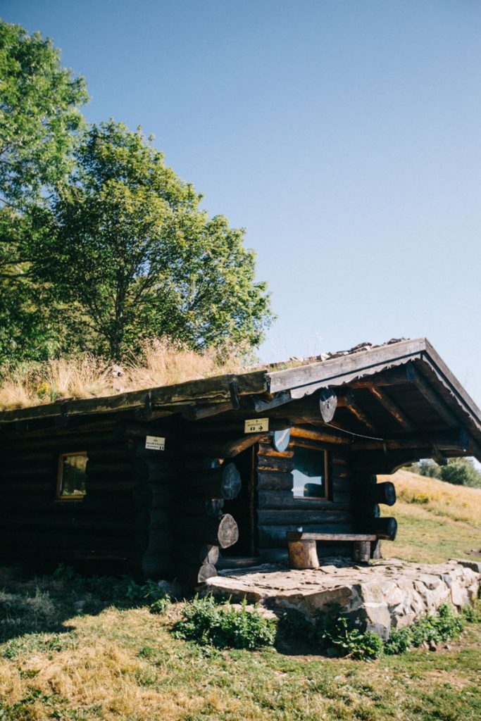 Le refuge non-gardé des hautes-bers à côté du lac des Perches dans le massif des Vosges. crédit photo : Clara Ferrand - blog Wildroad