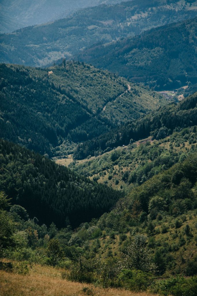 Les différentes vallées du massif des vosges depuis l'itinéraire de randonnée. crédit photo : Clara Ferrand - blog Wildroad