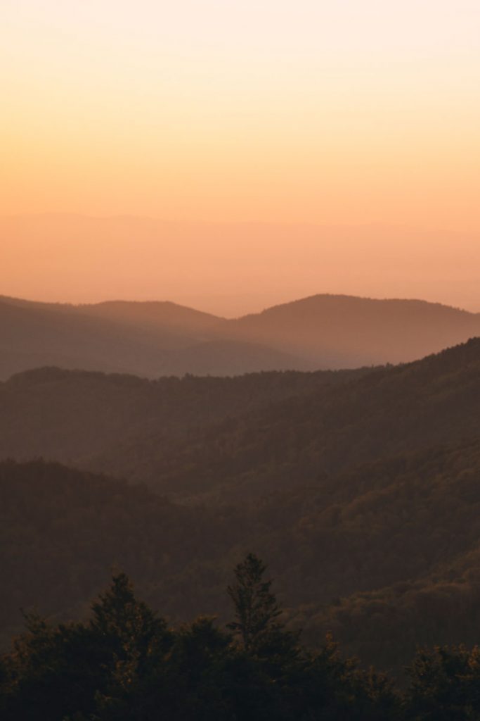 Le lever du soleil depuis le massif des vosges sur le forêt Noire et le Jura. crédit photo : Clara Ferrand - blog WIldroad