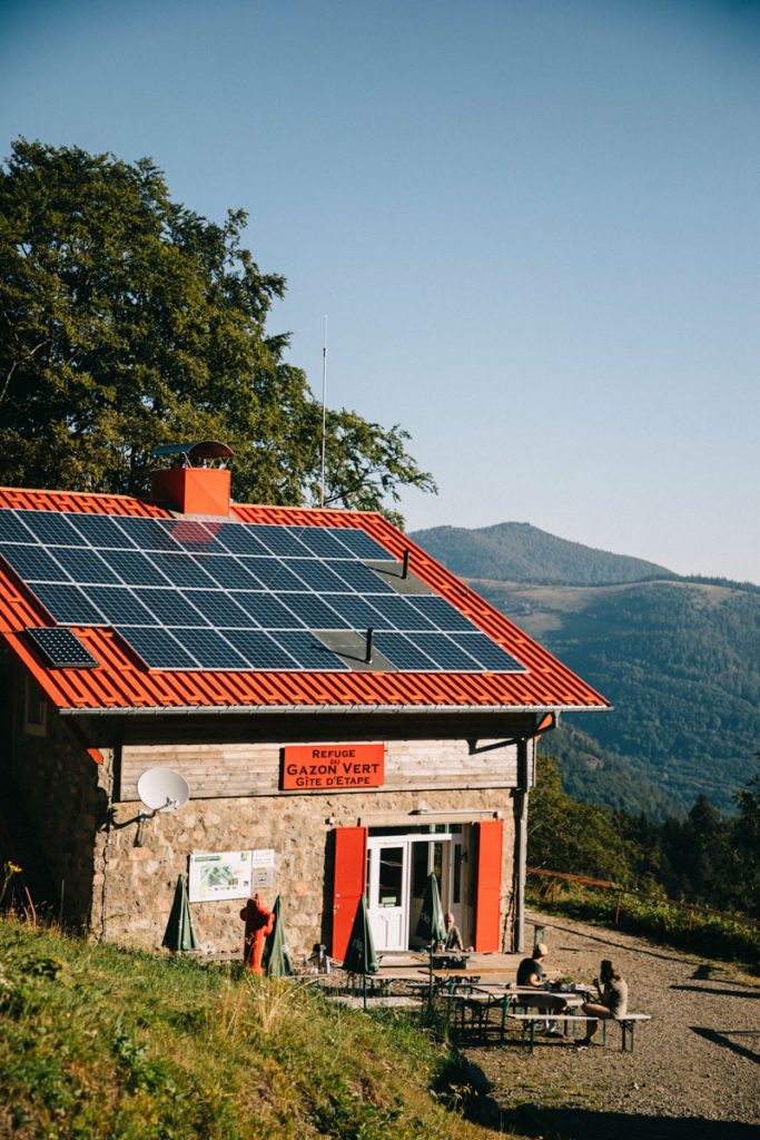 Le gîte d'étape de Gazon Vert sur le tracé de la randonnée du GR5. crédit photo : Clara Ferrand - blog Wildroad