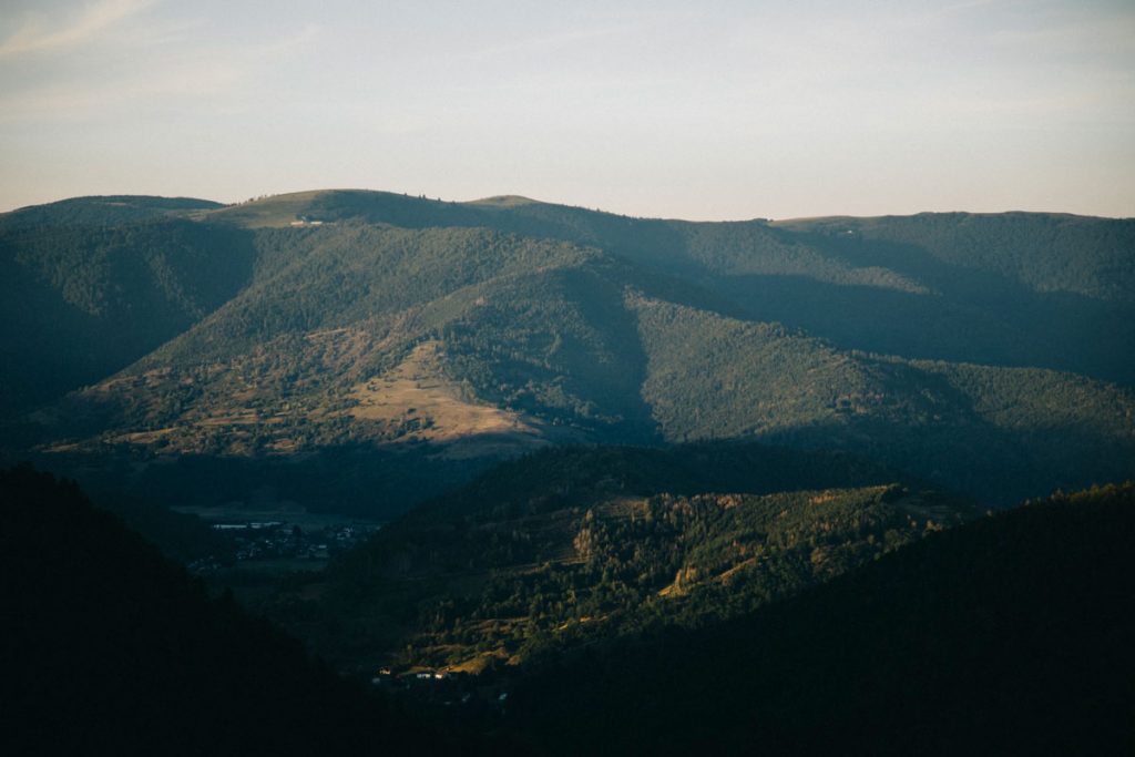 Le coucher de soleil sur le Grand Ballon et la vallée de Thann depuis le gîte d'étape du Gazon Vert. crédit photo : Clara Ferrand - Blog Wildroad