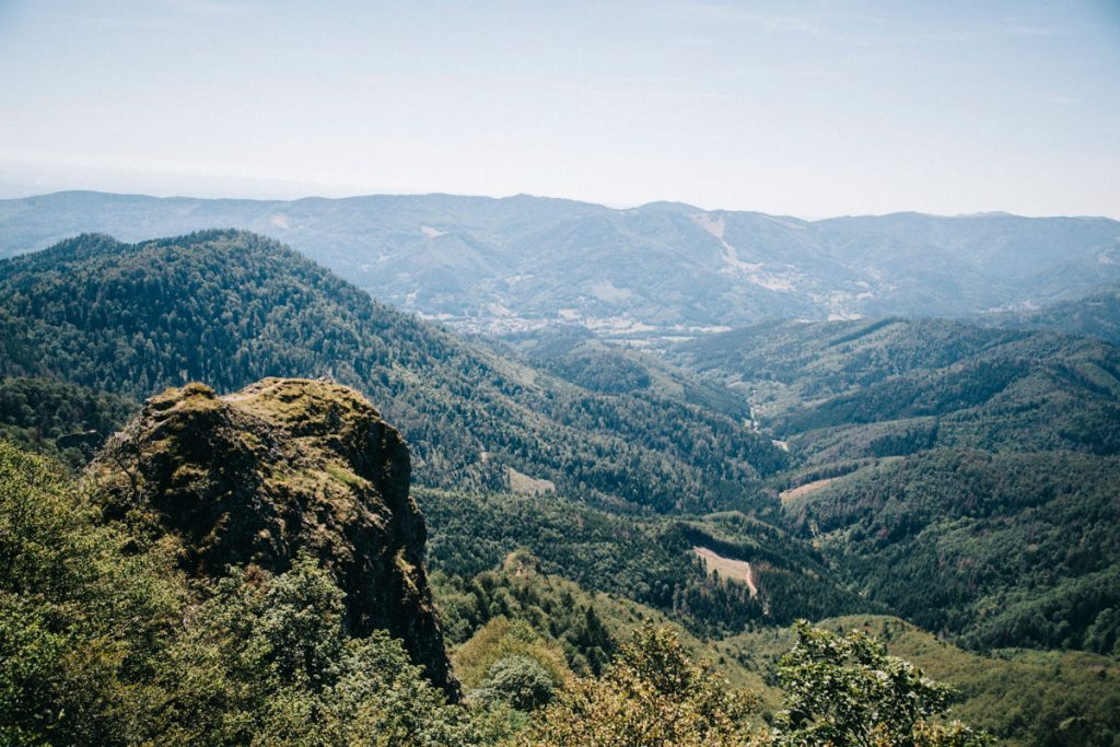 Le rocher de vogelstein et son point de vue sur le massif des Vosges lors de la première journée de randonnée sur le GR5. crédit photo : Clara Ferrand - blog Wildroad