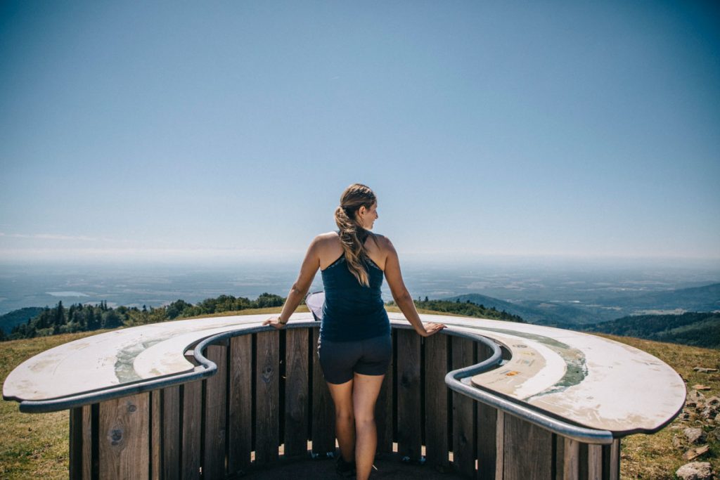 La table d'orientation depuis le Thanner-Hubel avec la vue sur la plaine d'Alsace et les sommets des Alpes Suisse. crédit photo : Clara Ferrand - blog Wildroad