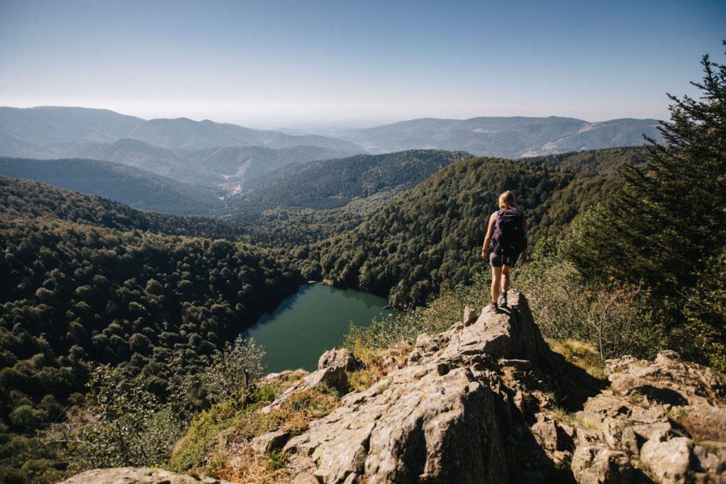 Le lac des perches depuis la tête des perches sur le sentier de randonnée du GR5. crédit photo : Clara Ferrand - blog Wildroad