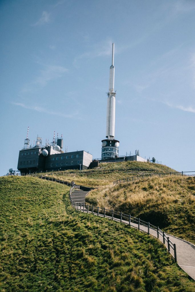 L'antenne au dessus du puy de Dôme. crédit photo : Clara Ferrand - blog Wildroad