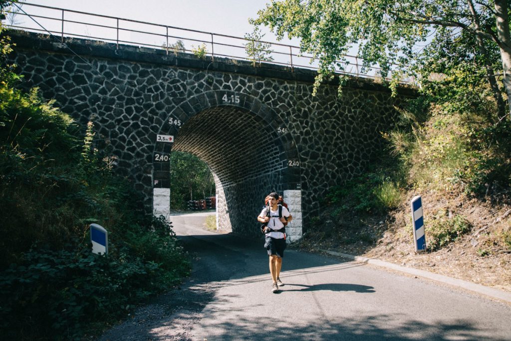 La fin du trek de 4 jours d cela traversée des volcans d'Auvergne à la gare de Volvic. crédit photo : Clara Ferrand - blog Wildroad