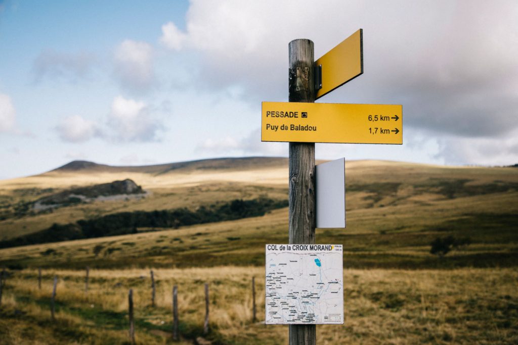 Randonnée sur les volcans d'Auvergne en direction de Pessade. crédit photo : Clara Ferrand - blog Wildroad