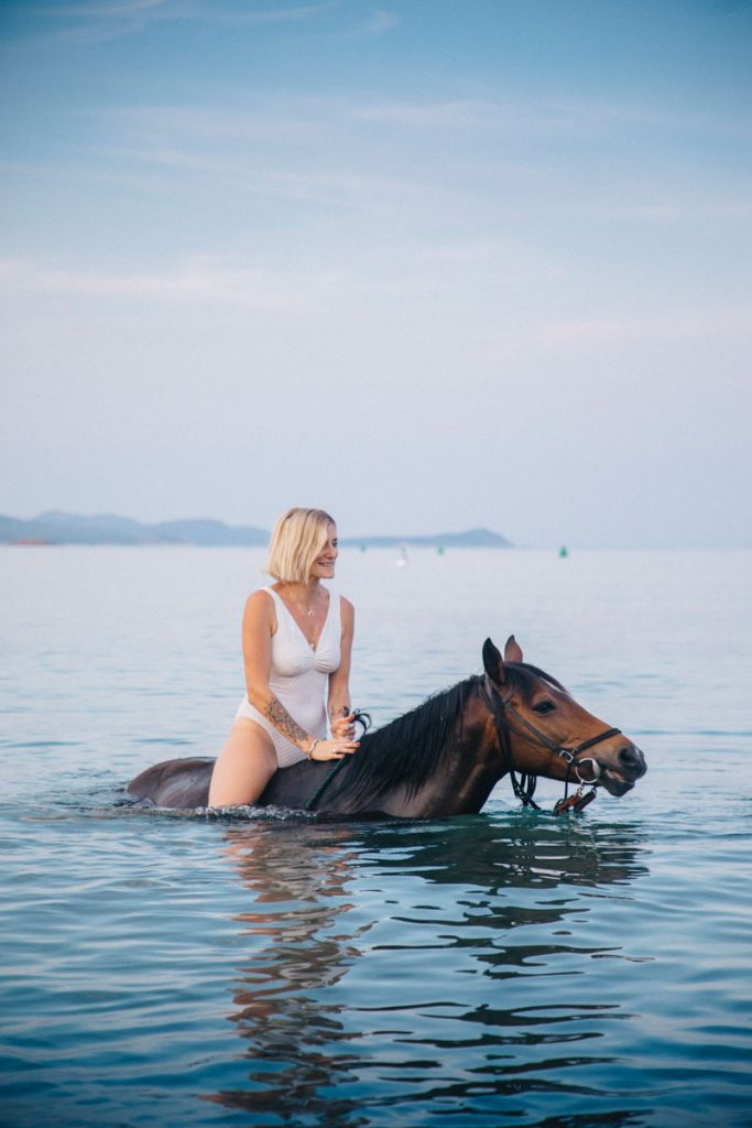 Baignade à cheval autour de Bonifacio avec le ranch San Diego. crédit photo : Clara Ferrand - blog WIldroad