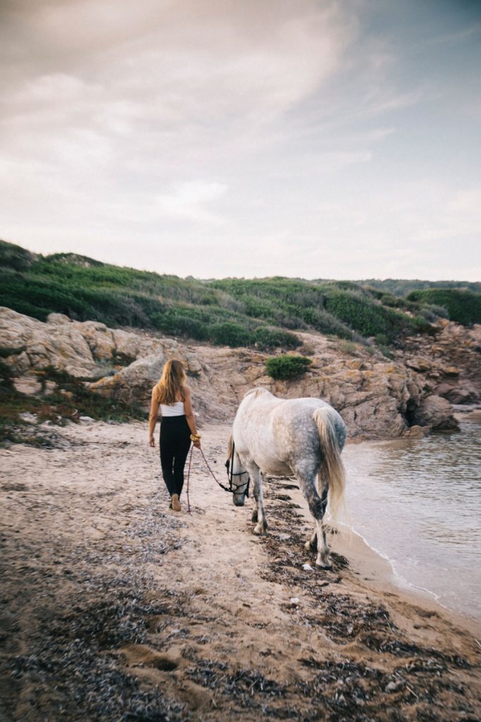 Balade et baignade à cheval autour de Bonifacio. crédit photo : Clara Ferrand - blog Wildroad