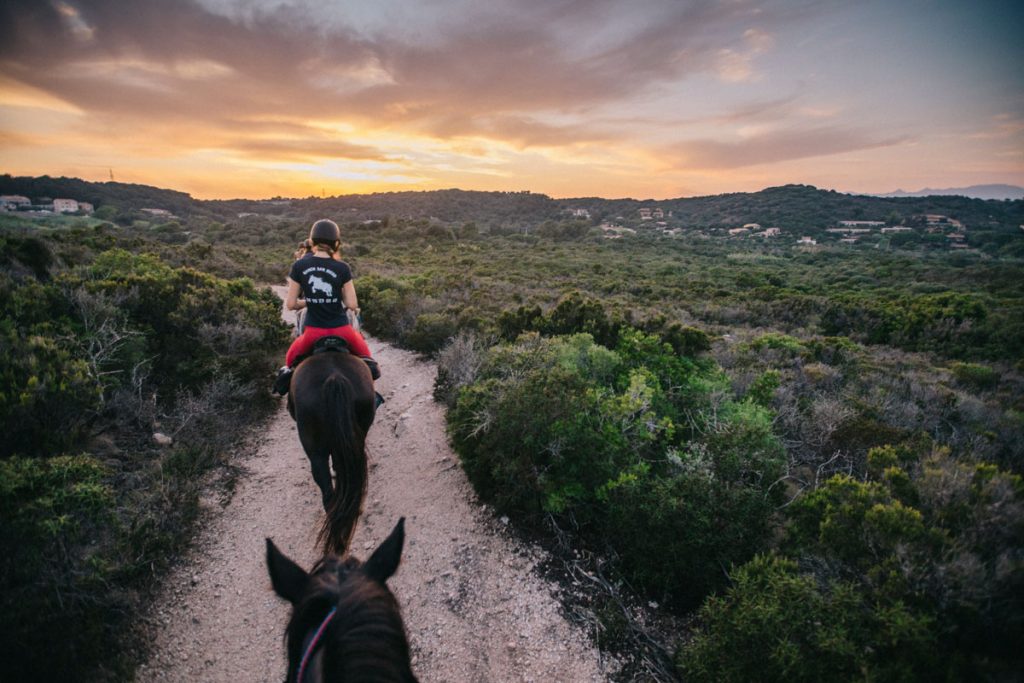 Balade à cheval pour les débutant autour de Bonifacio. crédit photo : Clara Ferrand - blog Wildroad