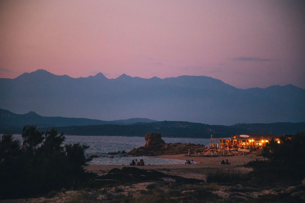 La plage de Tonnara et son petit bar de plage. crédit photo : Clara Ferrand - blog Wildroad