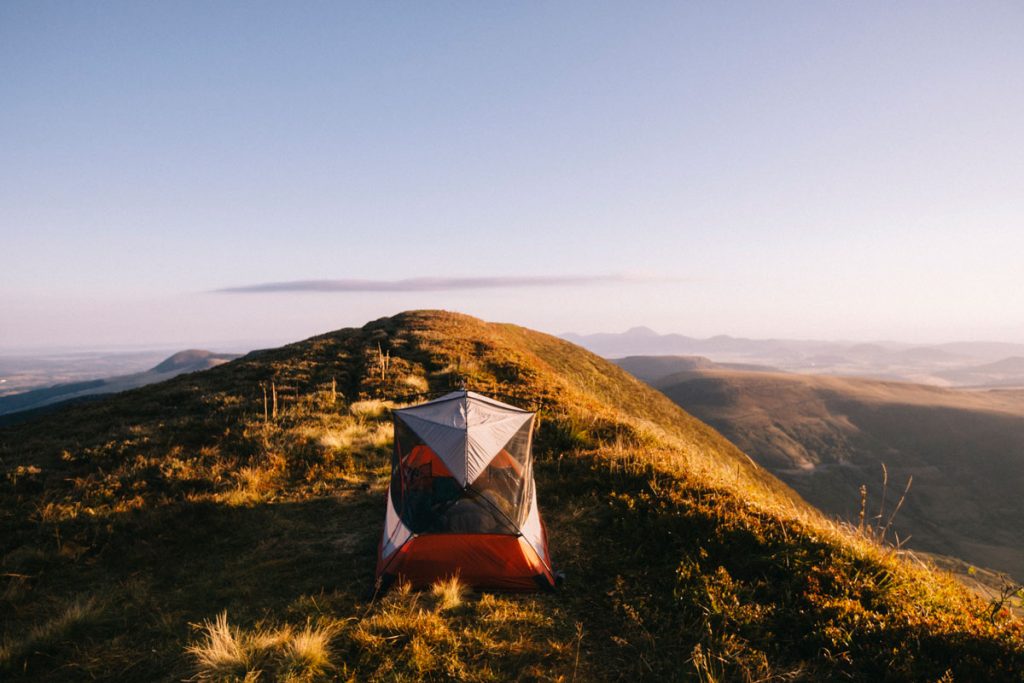 Bivouac au puy de la Tache dans le massif du Sancy en Auvergne. crédit photo : Clara Ferrand - blog Wildroad