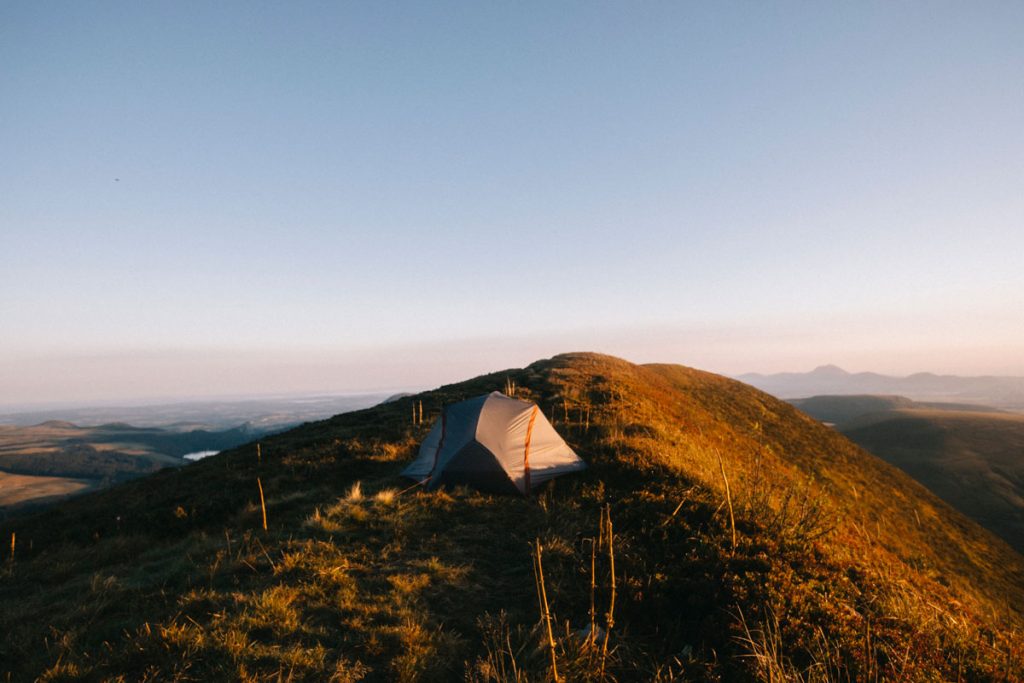Bivouac au sommet des volcans d'Auvergne. les règles et consignes à connaitre. crédit photo : Clara Ferrand - blog Wildroad