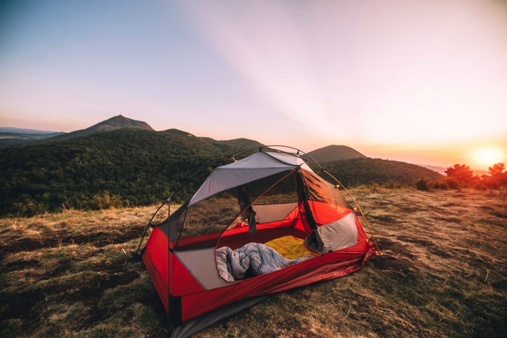 Bivouac sur la chaine des puys dans les Volcans d'Auvergne. crédit photo : Clara Ferrand - blog Wildroad
