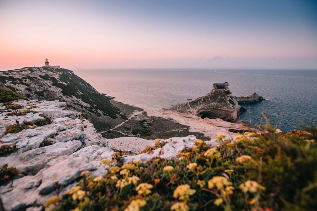 Cap pertusato au lever du soleil autour de Bonifacio. crédit photo : Clara Ferrand - blog Wildroad