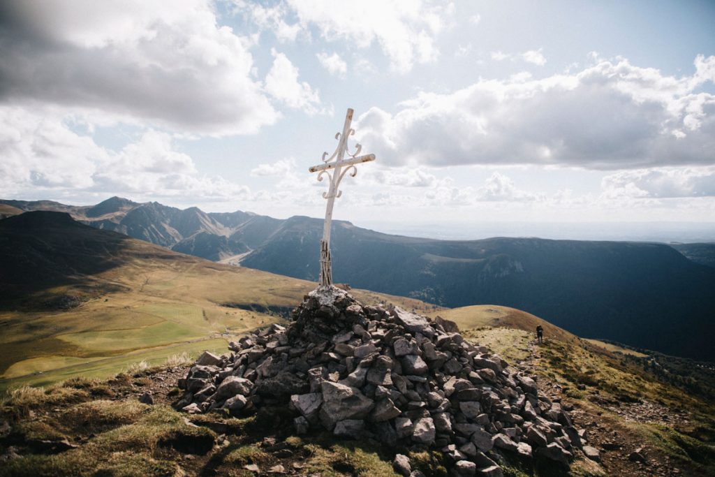 La Croix au sommet du puy de l'Angle dans le massif du Sancy. crédit photo : Clara Ferrand - blog Wildroad