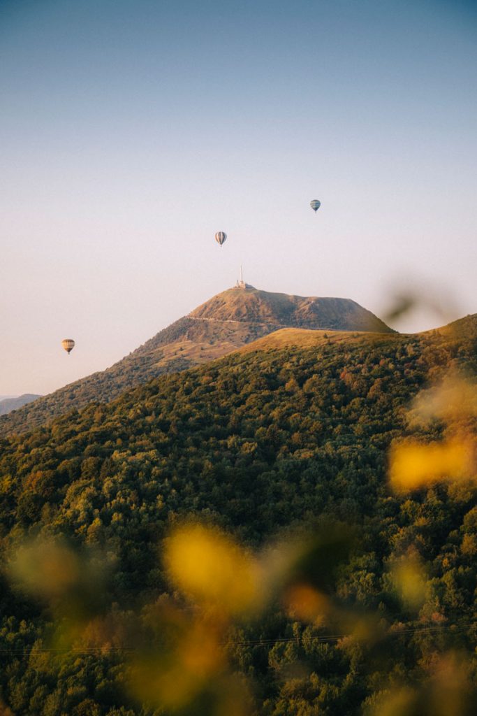 Les montgolfière au dessus du puy de Dôme dans le massif Central. crédit photo : Clara Ferrand - blog Wiildroad