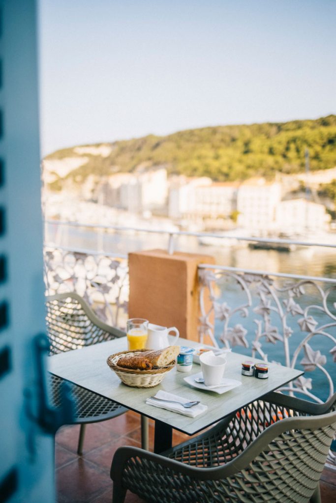 Les meilleurs hôtels du centre-ville de Bonifacio pour un séjour parfait. crédit photo : Clara Ferrand - blog Wildroad