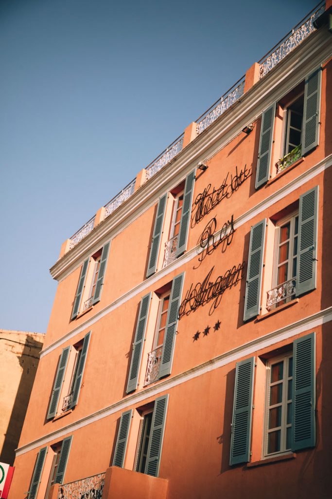 L'hôtel du Roy d'Aragon situé au niveau du port de Bonifacio. crédit photo : Clara Ferrand - blog Wildroad