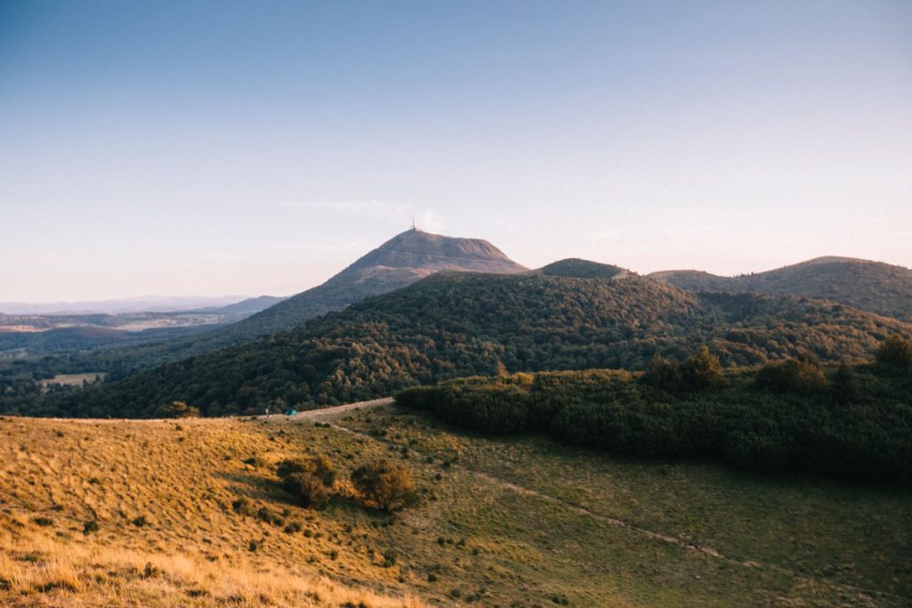Le puys des Goules un soir d'été en Auvergne. crédit photo : Clara Ferrand - blog Wildroad