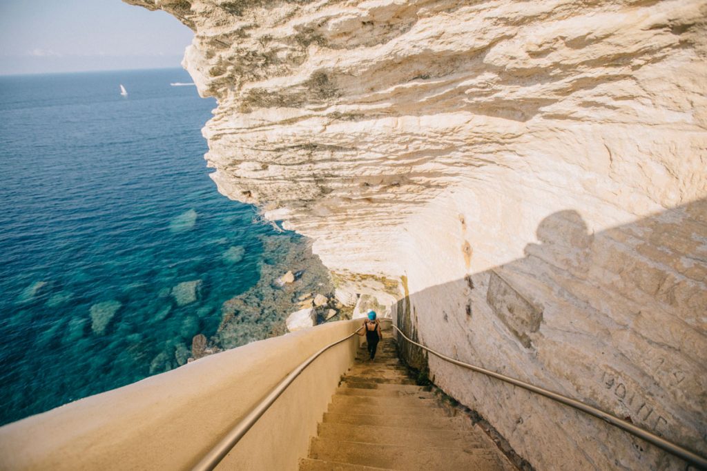 Visiter les escaliers du Roi d'Aragon à Bonifacio. crédit photo : Clara Ferrand - blog WIldroad