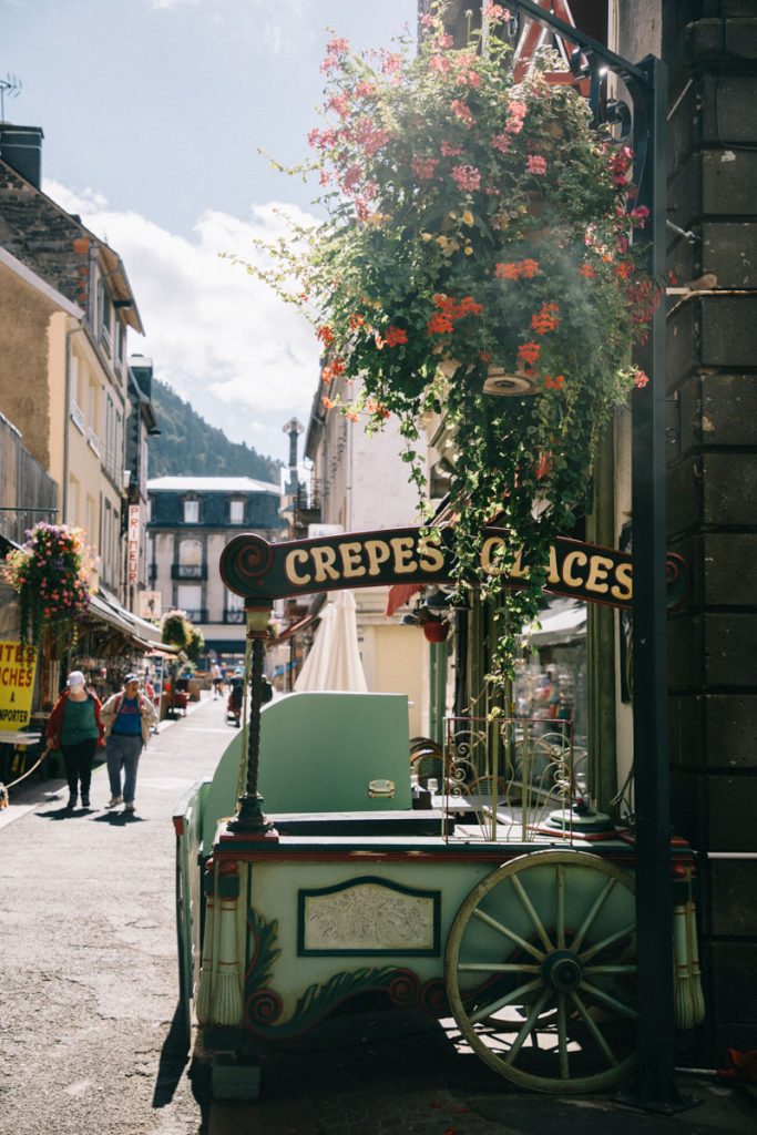 La ville de mont-Dore et ses therme au début d'une randonnée en auvergne. crédit photo : Clara Ferrand - blog Wildroad