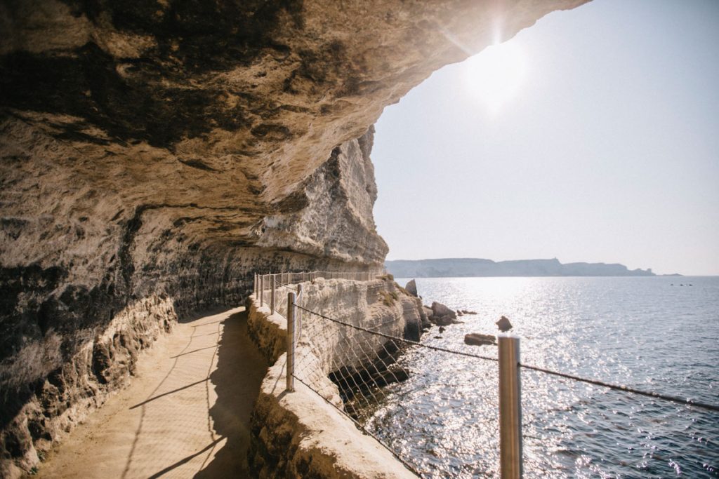 Les escaliers du roi d'Aragon et son sentier qui longe les Falaises, le premier lieu visiter en Corse. crédit photo : Clara Ferrand - Blog WIldroad