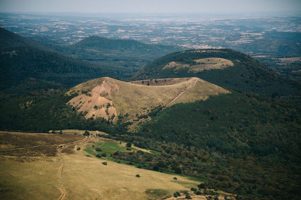 La vue depuis la gare panoramique du puy de Dôme dans le massif Central. crédit photo : Clara Ferrand - blog Wildroad 
