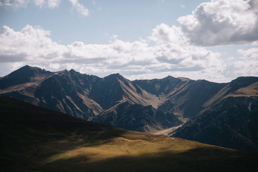 Panorama sur le massif du Sancy depuis le puy de l'Angle. crédit photo : Clara Ferrand - blog Wildroad