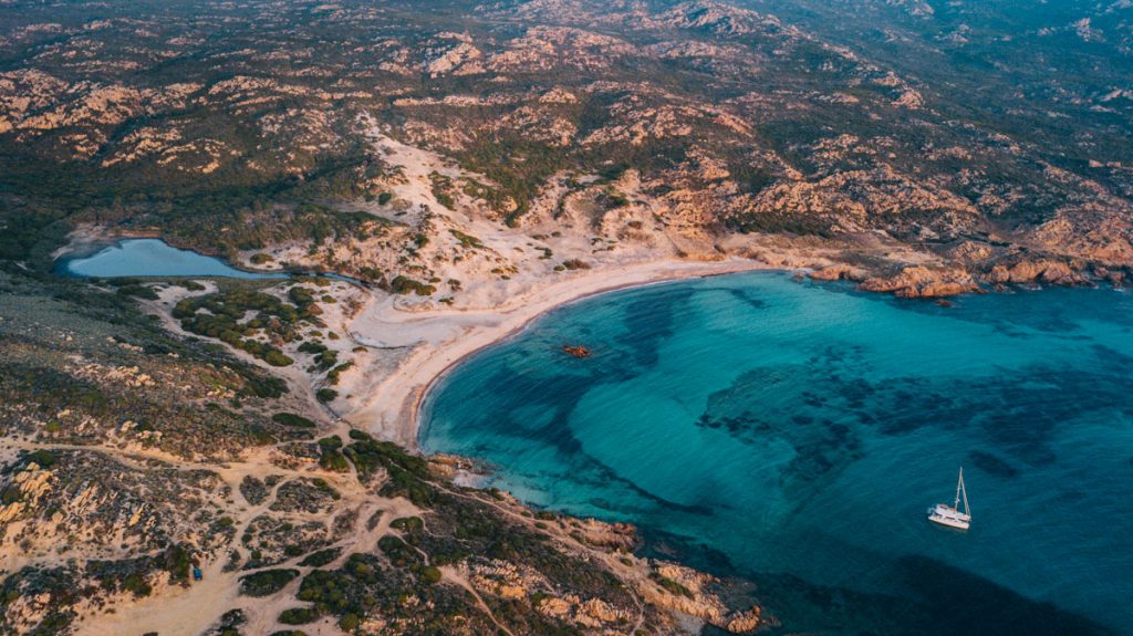 Les plage incontournable du sud de la Corse autour de Bonifacio. crédit photo : Clara Ferrand - blog Wildroad
