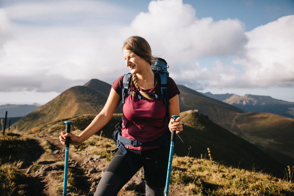 Les vêtements en laine merinos le meilleure moyen de s'habiller pour un trek sur les volcans d'Auvergne. crédit photo : Clara Ferrand - blog Wildroad