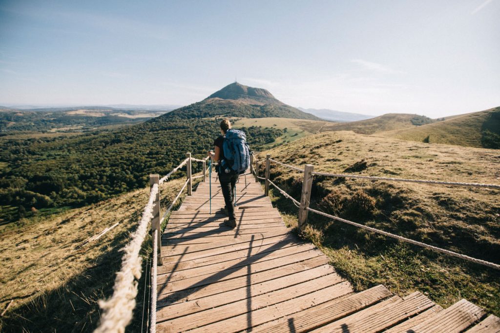 La vue mythique depuis le puy Pariou sur le puy de Dôme. crédit photo : Clara Ferrand - blog Wildroad