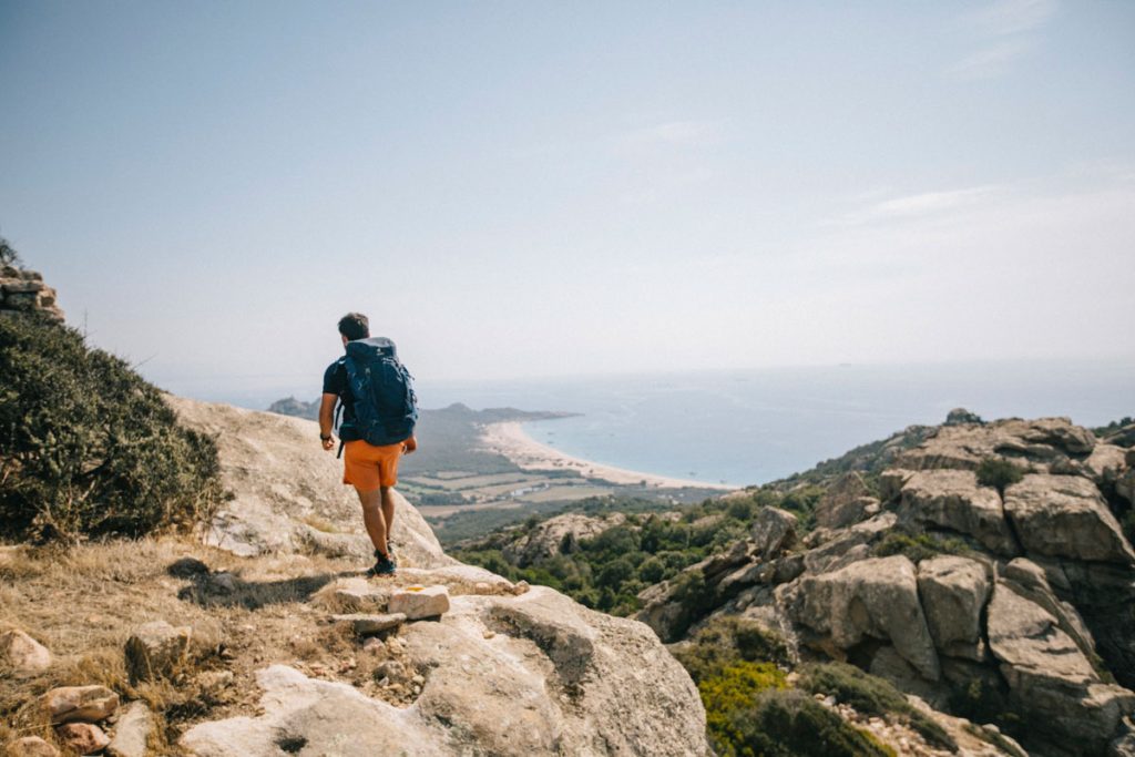 Faire une randonnée avec un beau panorama sur RoccaPina dans le sud de la Corse. crédit photo : Clara Ferrand - Wildroad