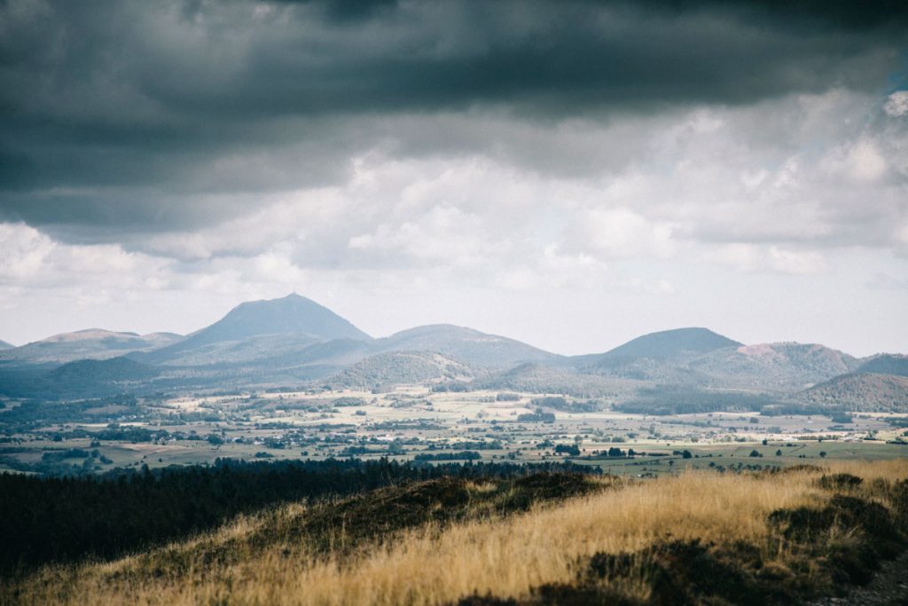 Panorama sur la chaine des puys depuis la randonnée itinérante de la traversée des volcans d'Auvergne. crédit photo : Clara Ferrand - blog Wildroad