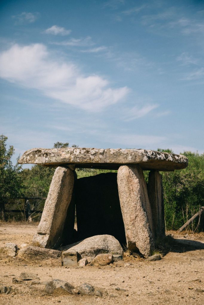Le dolmen du site archéologique de Cauria en Corse. crédit photo : Clara Ferrand - blog Wildroad