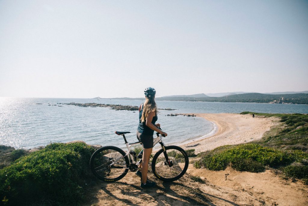 Faire une sortie en VTT autour de Bonifacio pour découvrir la Corse. crédit photo : Clara Ferrand - blog Wildroad