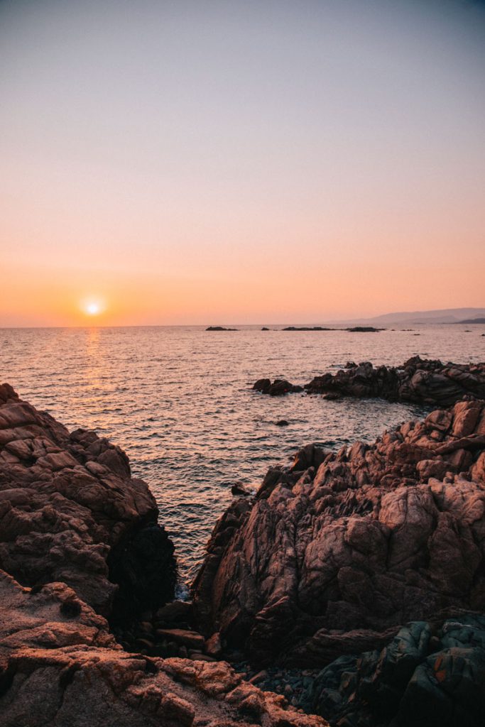Coucher de soleil depuis la plage de la Tonnara dans le sud de la Corse. crédit photo : Clara Ferrand - blog WIldroad